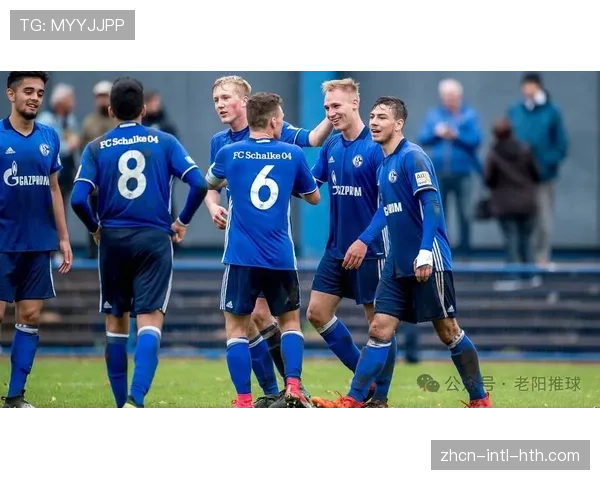 沙尔克04与圣保利德乙焦点战因球迷投掷烟雾弹中断15分钟